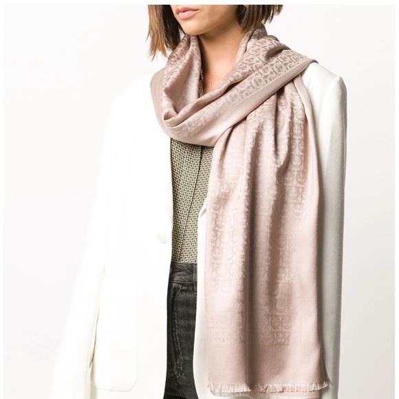 Salvatore Ferragamo shawl soft yellow color - Picture 9 of 9